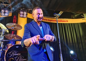 Roberto Polisano, il ritorno che emoziona: serata da incorniciare alla Peschiera di Valdengo Roberto Polisano, il ritorno che emoziona: serata da incorniciare alla Peschiera di Valdengo