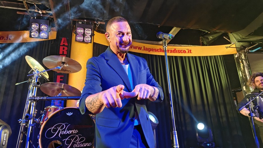 Roberto Polisano, il ritorno che emoziona: serata da incorniciare alla Peschiera di Valdengo Roberto Polisano, il ritorno che emoziona: serata da incorniciare alla Peschiera di Valdengo