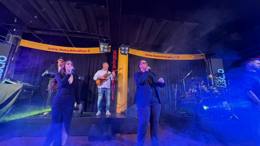 Alex Biondi accende la Peschiera: una serata di energia, musica e grande partecipazione Alex Biondi accende la Peschiera: una serata di energia, musica e grande partecipazione