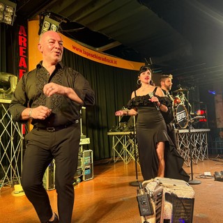 Paolo Bertoli incanta la Peschiera: una serata di grande musica a Radio Liscio Live