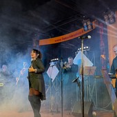 Tonya Todisco regala alla Peschiera una serata intensa, elegante e piena di energia