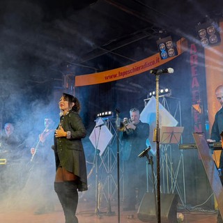 Tonya Todisco regala alla Peschiera una serata intensa, elegante e piena di energia