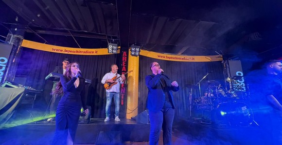 Alex Biondi accende la Peschiera: una serata di energia, musica e grande partecipazione