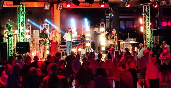 Omar Lambertini e Radio Liscio Live: una serata indimenticabile alla Peschiera di Valdengo