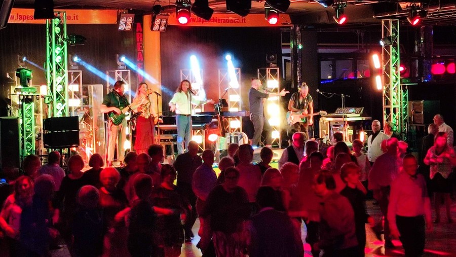 Omar Lambertini e Radio Liscio Live: una serata indimenticabile alla Peschiera di Valdengo