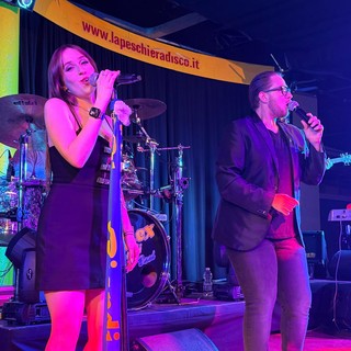 Alex Biondi conquista la Peschiera: energia giovane e repertorio travolgente per Radio Liscio Live