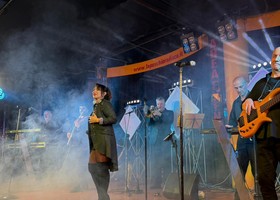 Tonya Todisco regala alla Peschiera una serata intensa, elegante e piena di energia